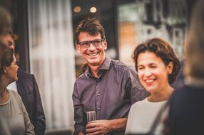 Gäste des Sommerausklangs an der Donau-Universtität Krems lachen