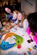 Kinder probieren beim 15. NÖ Spielefest auf der Schallaburg Spiele aus