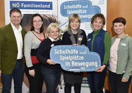 Gruppenfoto der Teilenehmerinnen und Teilnehmer des Seminar "Schul(t)räume" mit Landesrätin Schwarz