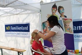 Mädchen wird beim Familienfest Donau-Auen geschminkt