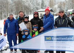 Gruppenfoto bei der Siegerehrung des Familienskitags.
