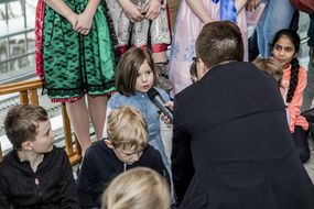 Mädchen spricht bei gemeinsamer Auftaktveranstaltung mit 30 Gemeinden ins Mikrofon