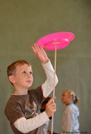 Tellerjonglage eines Volksschülers beim Jonglierworkshop in Hollenstein an der Ybbs
