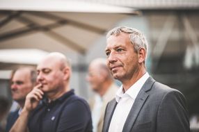 Mann hört interessiert zu