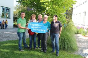 Nachmittagsbetreuer Gerhard Lechner, Arch DI Vesna Urlicic und Martina Stobl (NÖ Familienland, Projektteam Spielplatzbüro), VD Silvia Riedler, Gemeindegärtnerin Elisabeth Stiefsohn bei der Volksschule in Böheimkirchen