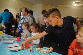 Kinder stechen am Tisch Lebkuchen aus.