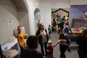 Mehrere Besucher trinken bei der Saftstation.