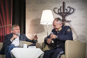 Peter Rapp und Franz Popp diskutieren während der Veranstaltung.