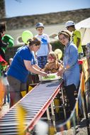 Kind rodelt beim NÖ Familienfest auf der Schallaburg 2018 in einer Kiste eine kleine Rollbahn hinunter