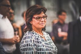 Dame hört beim Sommerausklang an der Donau-Universtität Krems interessiert zu
