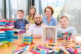 Gruppenfoto vor vielen bunten Bausteinen